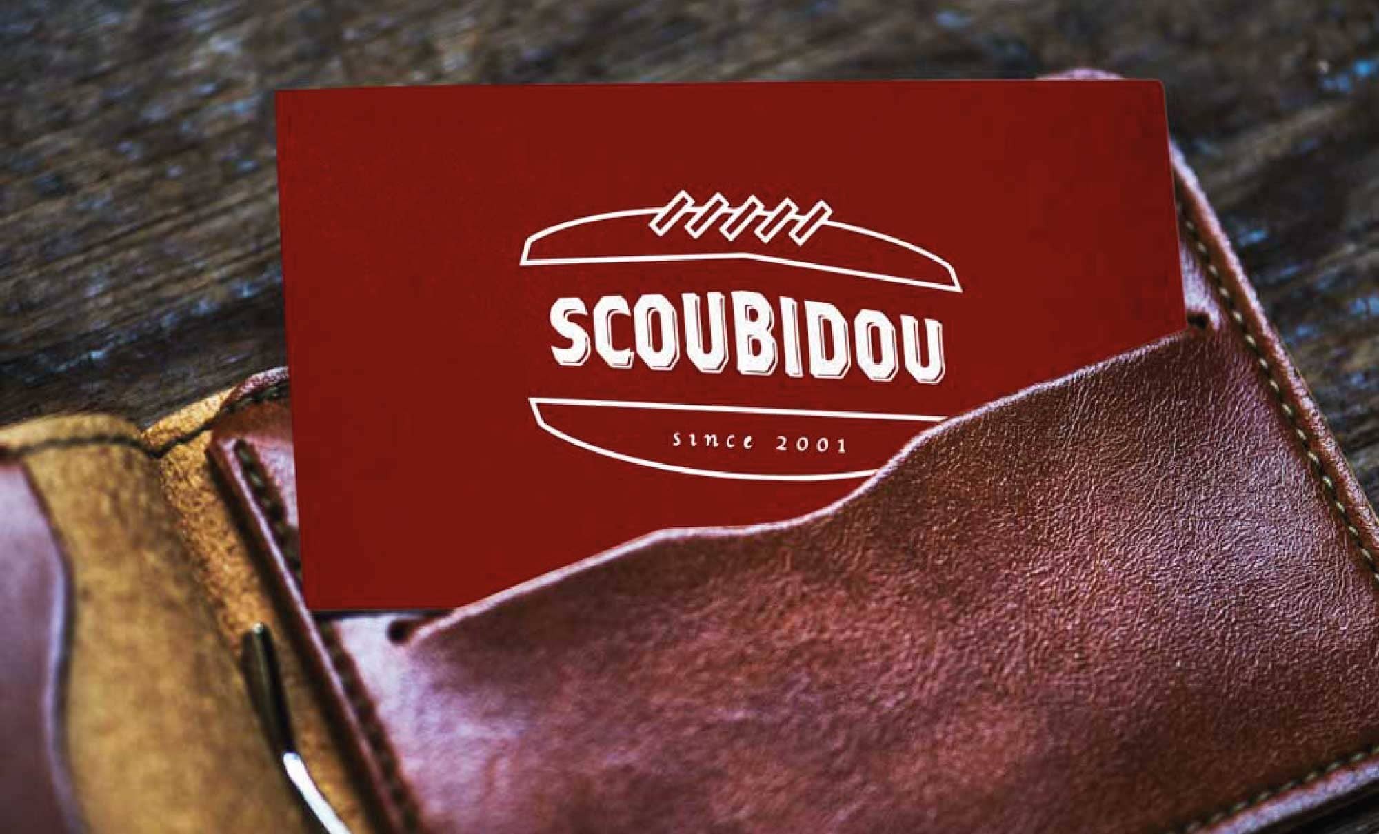 Mock-up de carte de visite Scoubidou avec le logo blanc sur fond bordeaux, réalisé par ÈS.B Studio.